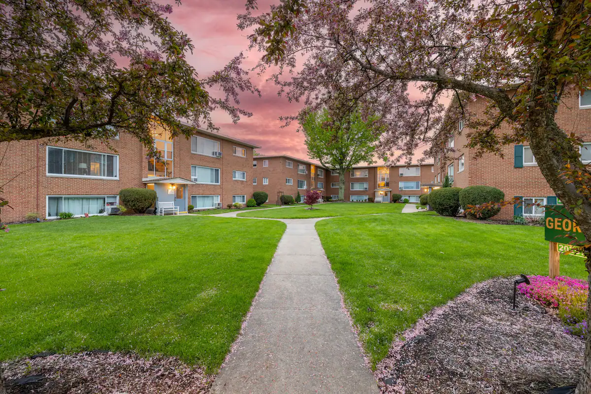 Sleek Apartment Courtyard View 301c